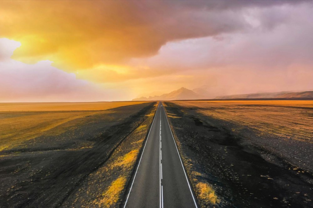 Rodovia remota ao entardecer — teatro de segurança pública e fronteira